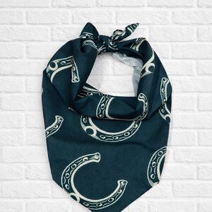 🌈 Bandana with Horseshoe Pattern